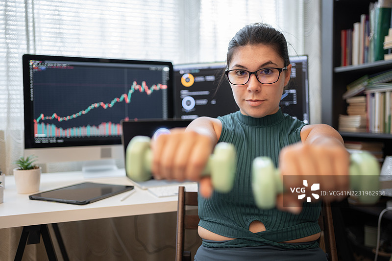 亚洲女性投资者在投资股票的同时保持健康图片素材