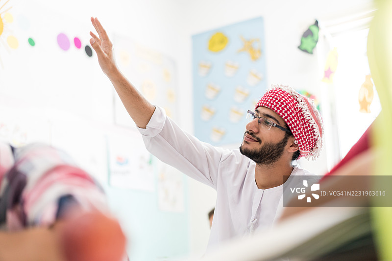 阿拉伯学生在教室里图片素材