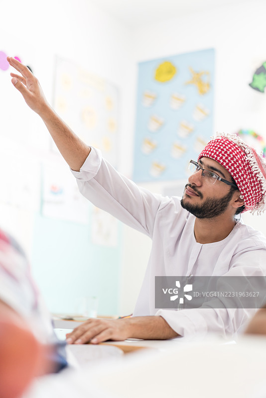 阿拉伯学生在教室里图片素材