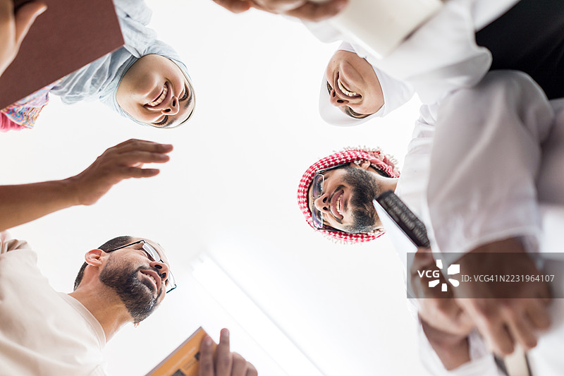 从下方拍摄的团体照片图片素材