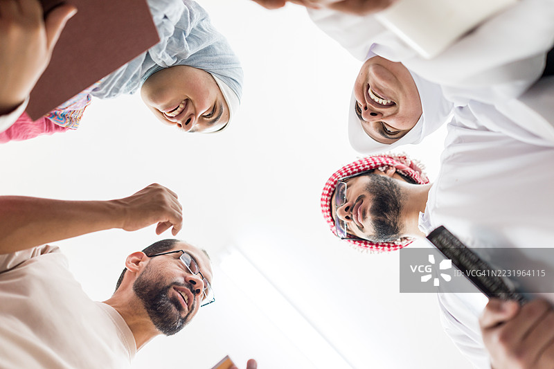 从下方拍摄的团体照片图片素材