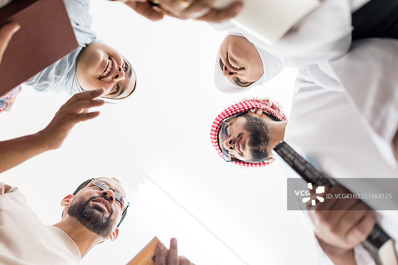 从下方拍摄的团体照片图片素材