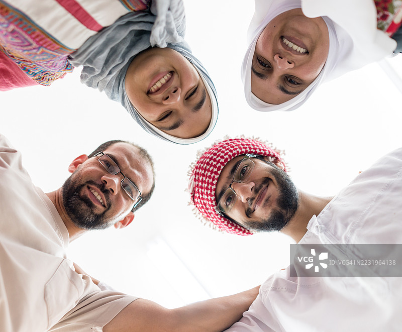 从下方拍摄的团体照片图片素材