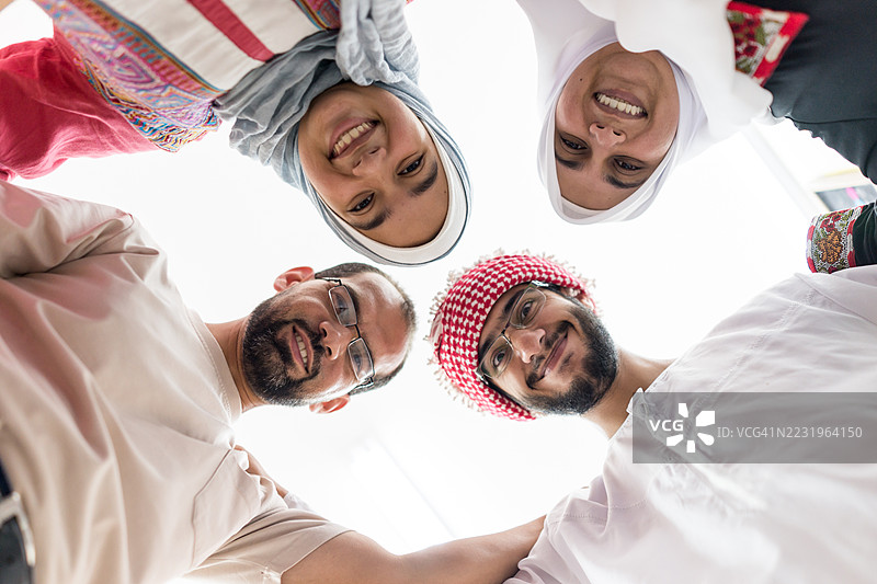 从下方拍摄的团体照片图片素材