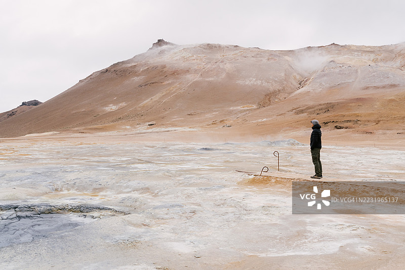 一个人欣赏赫维尔地热区图片素材