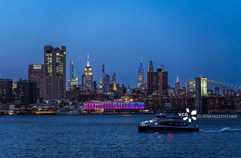 黄昏时分的下曼哈顿和布鲁克林大桥图片素材