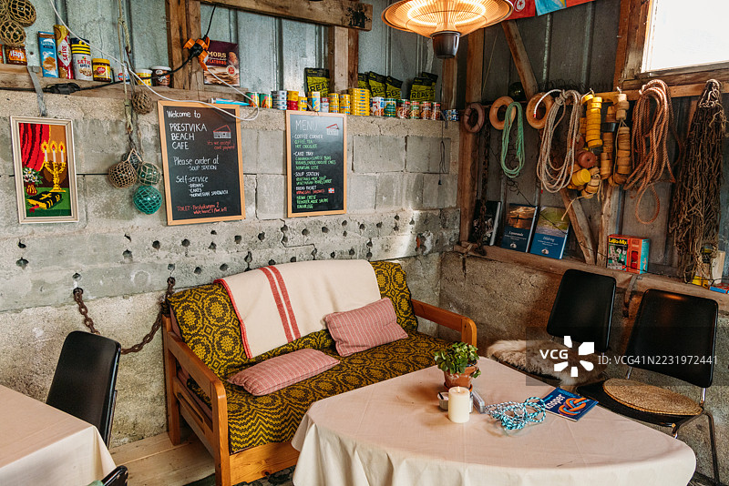 挪威北部海滩上的当地海滩小屋咖啡馆图片素材