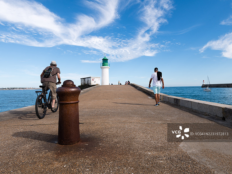 在莱萨布尔多隆散步的人们图片素材