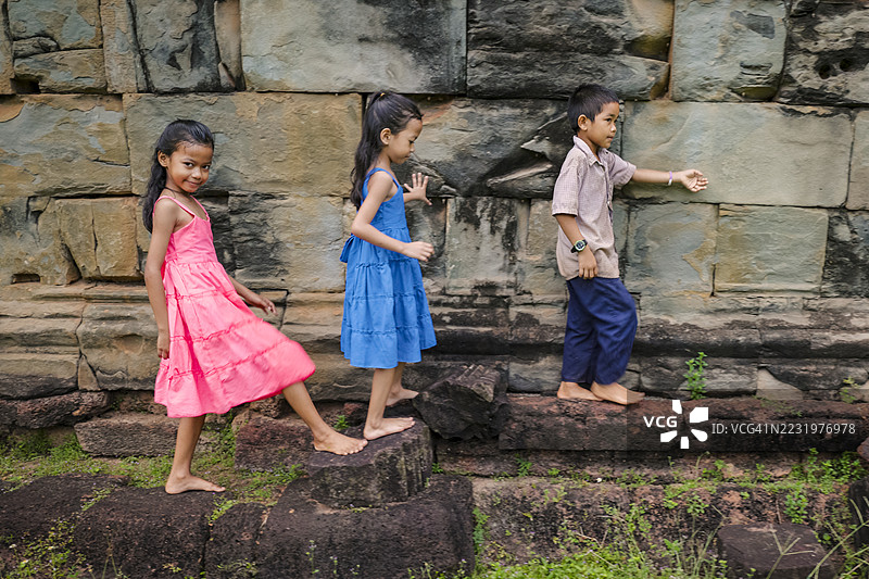 柬埔寨儿童在柬埔寨暹粒附近的村庄玩耍图片素材