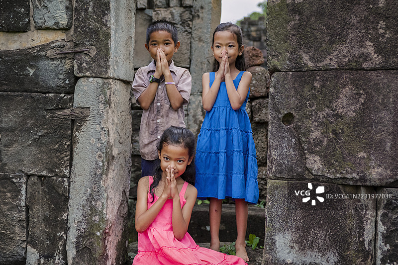 柬埔寨儿童在说“合十礼！”图片素材