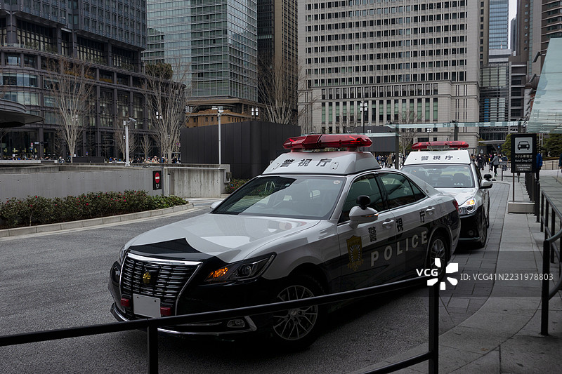 停靠在东京站丸之内入口的日本警车图片素材