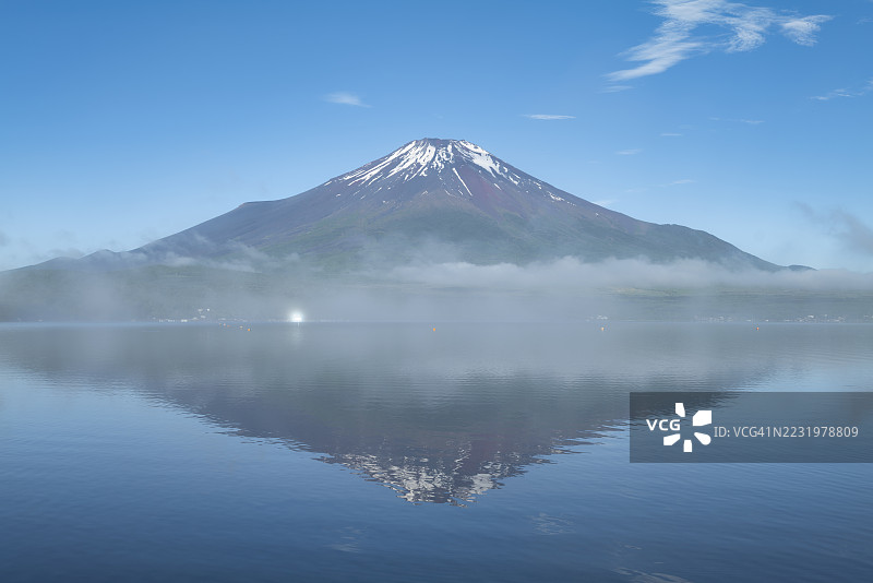夏季雾霭中的山中湖映照富士山图片素材