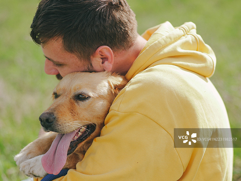 男孩和他的狗，金毛寻回犬，自然图片素材