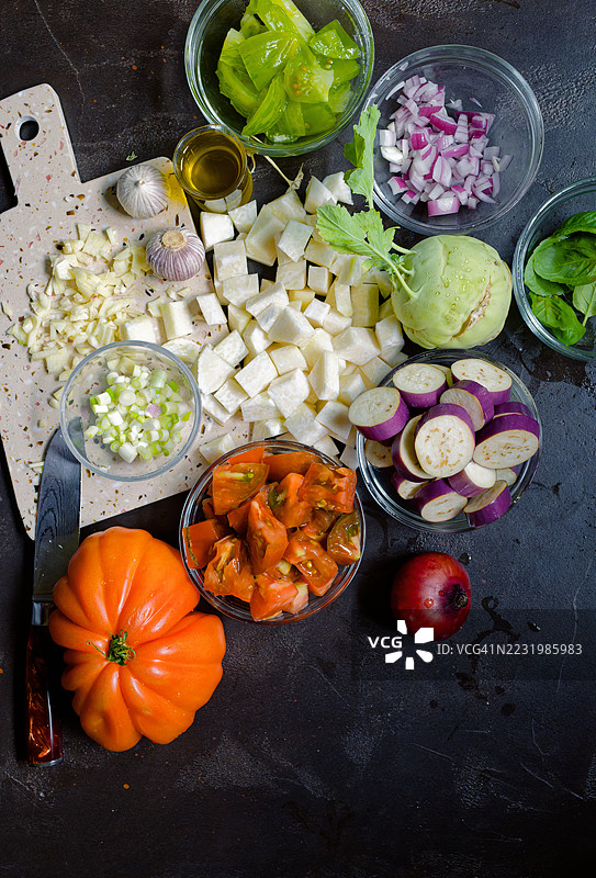 新鲜食材制作美味的普罗旺斯炖菜，包括西班牙洋葱、大蒜、日本茄子和传家宝番茄图片素材
