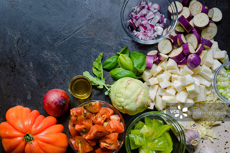 现代厨房中色彩鲜艳的新鲜蔬菜，准备制作美味的法式杂烩。图片素材