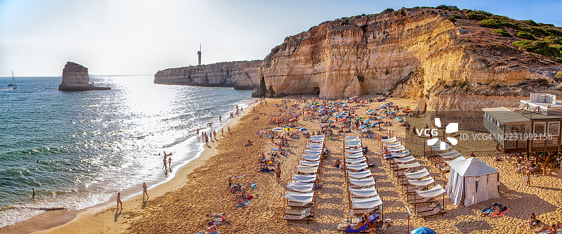 卡内罗斯海滩全景 – 法拉古多，阿尔加维，葡萄牙图片素材