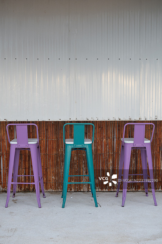 三把椅子放在水泥地上图片素材