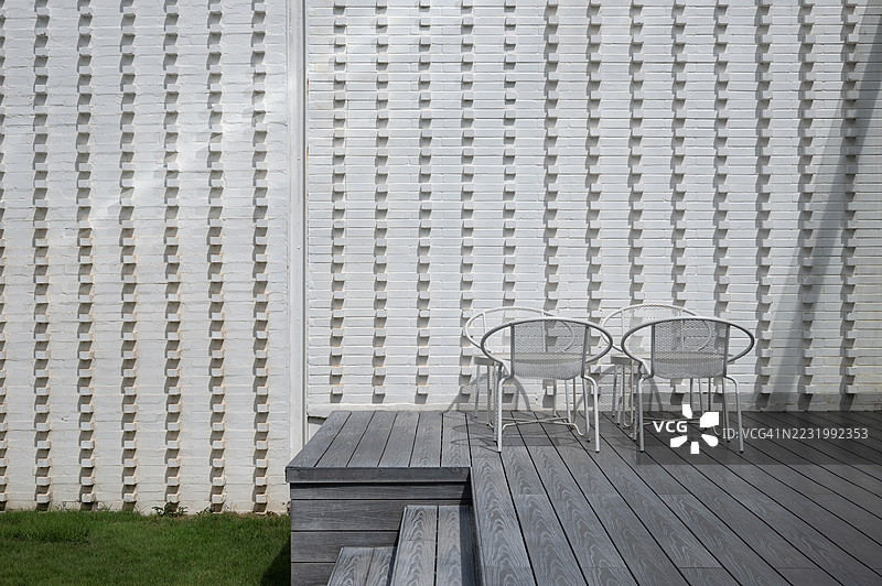 两把白色椅子放在木质甲板上图片素材