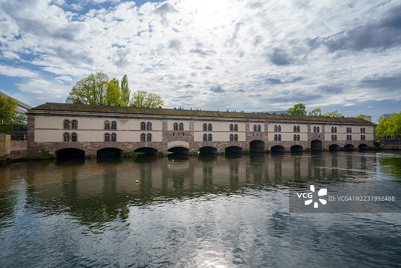 斯特拉斯堡伊尔河上的历史悠久的沃邦大坝桥图片素材