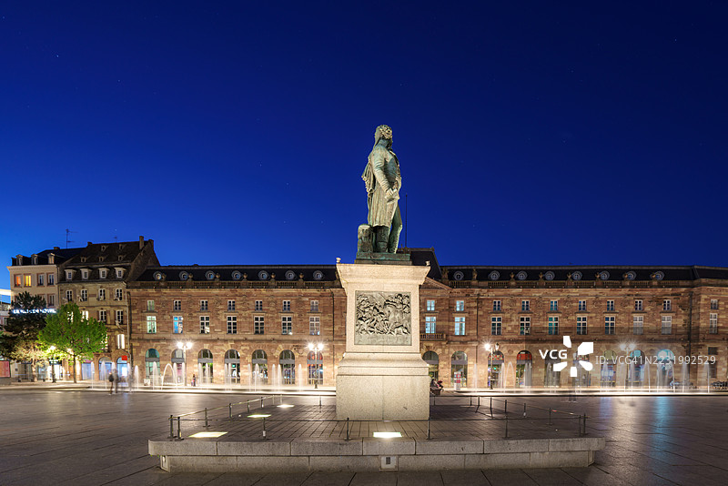 克莱贝尔雕像在夜间照亮，克莱贝尔广场，斯特拉斯堡图片素材