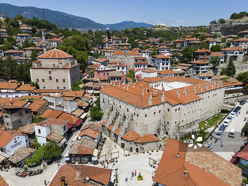 老城区鸟瞰图,有历史建筑和大型堡垒,左侧是科普鲁鲁·穆罕默德帕夏清真寺,右侧是钦吉汉商队驿站,位于联合国教科文组织世界遗产地卡拉比克省的番红花城,黑海地区。图片素材