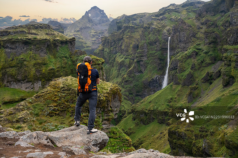 冒险的徒步旅行者正在观看南冰岛的穆拉格柳弗峡谷及其瀑布，峡谷就在斯维纳费尔斯冰川崎岖的景观之外。图片素材