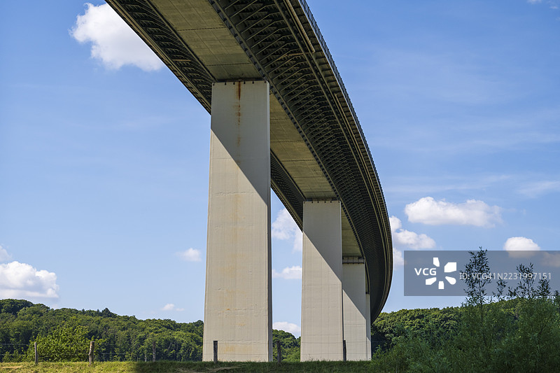 鲁尔地区，北莱茵-威斯特法伦州，德国，穆尔海姆的A 52高速公路桥，从下方拍摄图片素材
