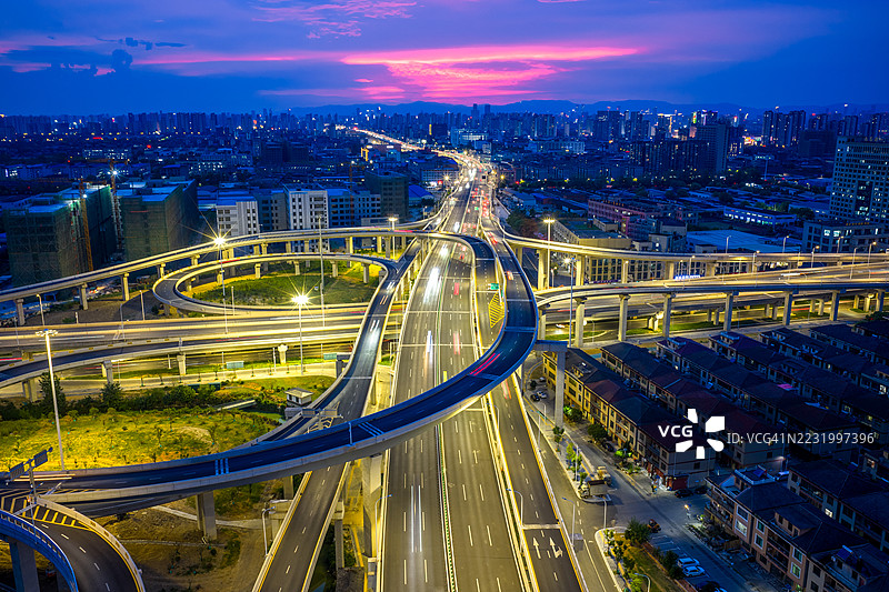 日落时分的交通和立交桥的鸟瞰图图片素材