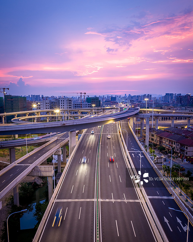 日落时分拥挤的高架道路鸟瞰图图片素材