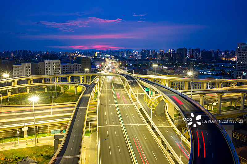 夜间高架桥和道路交叉口的俯视图图片素材