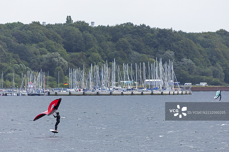 箔板风帆冲浪者，码头，门克贝格，基尔峡湾，石勒苏益格-荷尔斯泰因，德国图片素材
