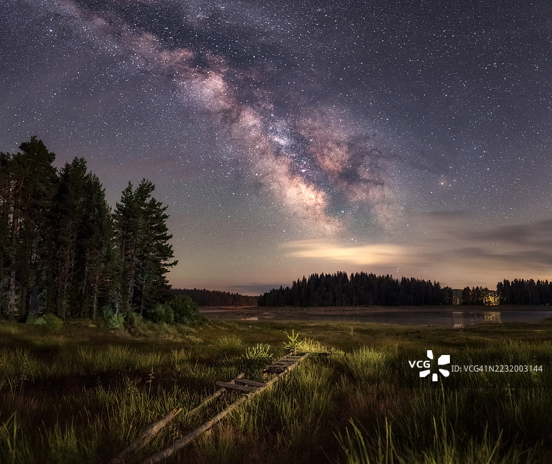 夜晚，保加利亚森林和田野上方的壮丽银河图片素材