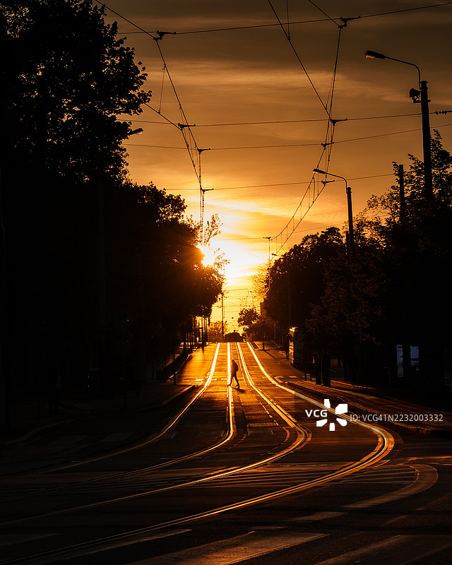 城市街道上的日落光轨图片素材