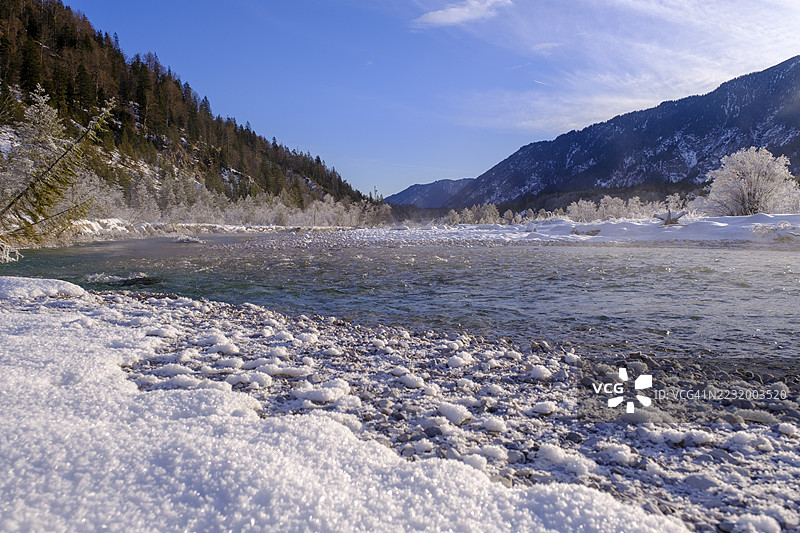 德国巴伐利亚州上巴伐利亚地区，托尔策兰，瓦尔高与福尔德里斯之间的年轻伊萨河冬季景色图片素材