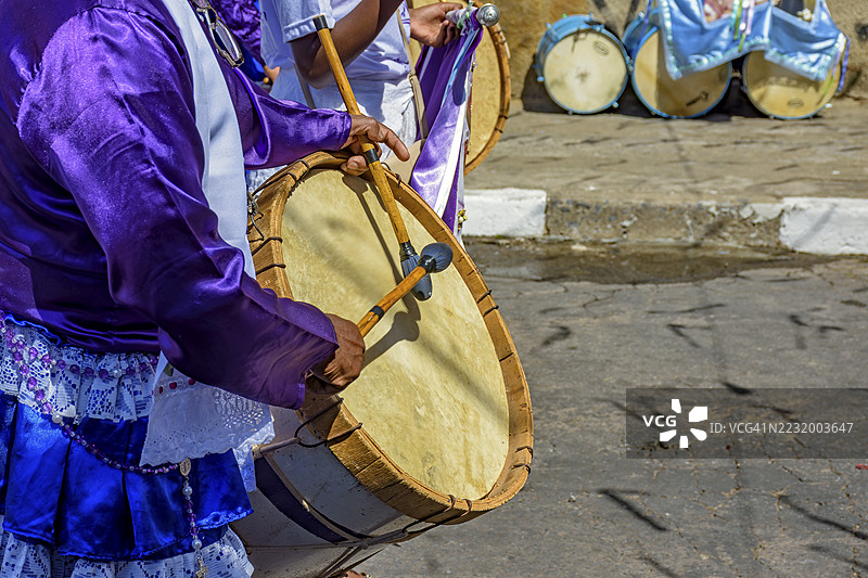 贝洛哈里藏特，米纳斯吉拉斯的街道上，充满音乐家、鼓声和五彩缤纷的服装的孔加多游行。图片素材