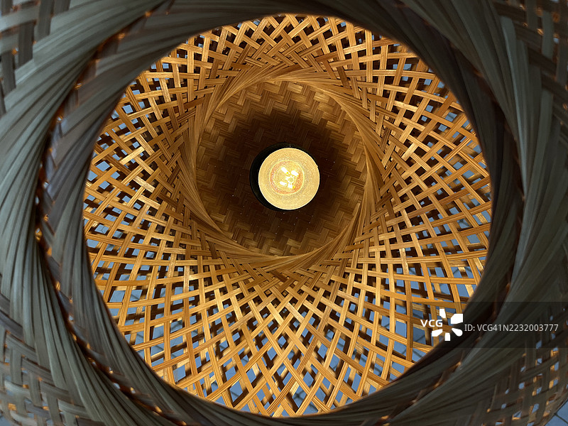 复杂的编织竹天花板，中央有灯具图片素材