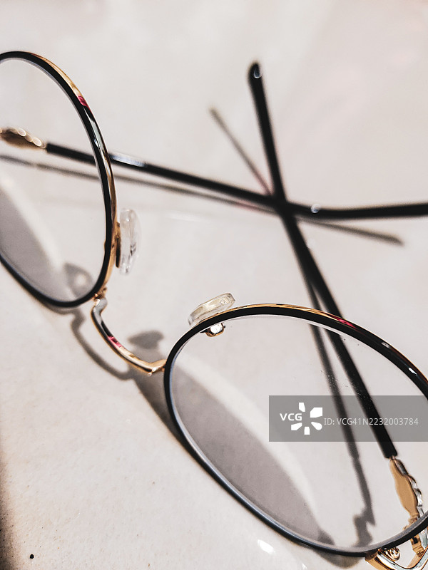 桌子上特写的眼镜，背景柔和模糊图片素材