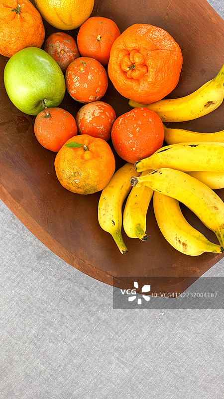 五彩缤纷的新鲜水果在木碗中图片素材