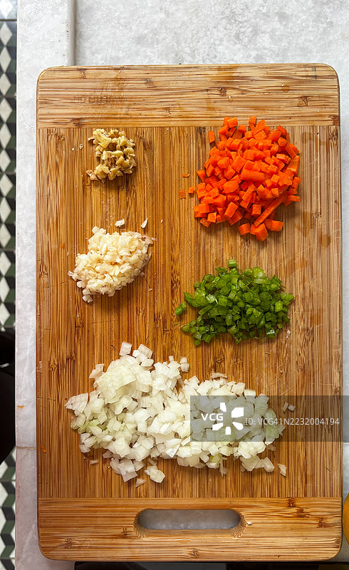 切好的蔬菜和大蒜放在木砧板上图片素材