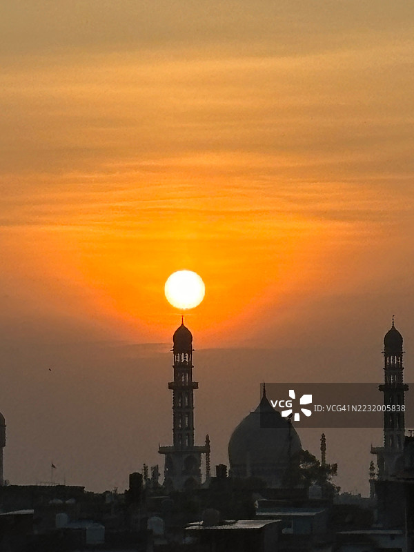 印度的清真寺尖塔剪影映衬着绚丽的日落天空图片素材