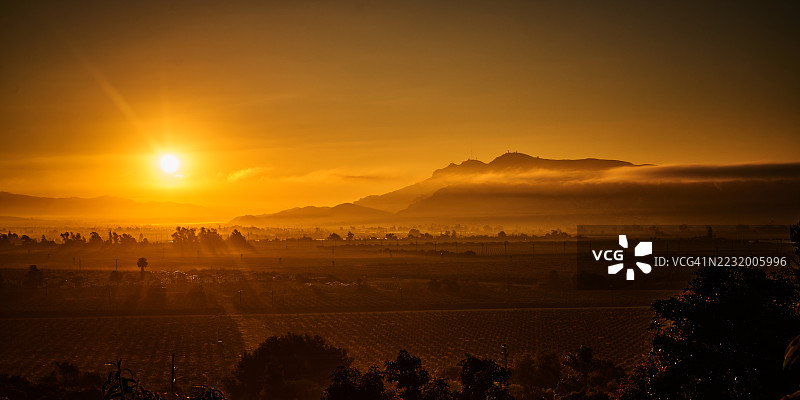 美国圣保拉的金色日落山景图片素材
