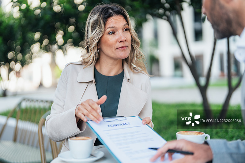 商务人士在街边咖啡馆工作图片素材