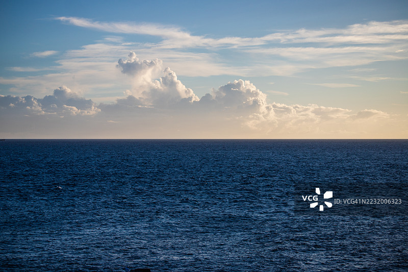 日本阴云密布下的宁静海洋景观图片素材