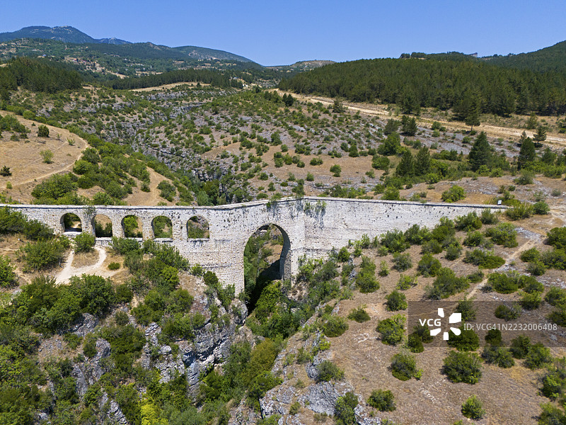 历史悠久的石质高架水渠横跨绿色丘陵风景,鸟瞰图,因杰卡亚高架水渠,托卡特利峡谷,萨夫兰博卢,卡拉比克省,安纳托利亚,土耳其图片素材