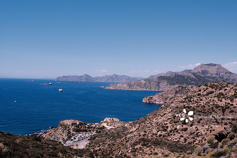 穆尔西亚，西班牙的清澈蓝天下的海洋与山脉的海岸风景图片素材