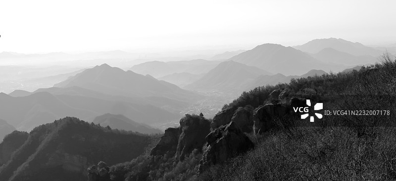 黑白色的雄伟山脉图片素材