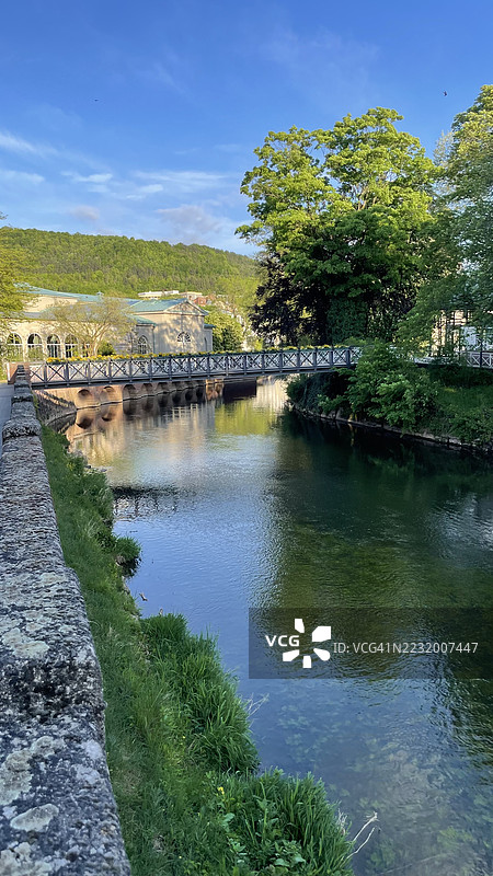 宁静的河流场景，桥和树木，德国图片素材