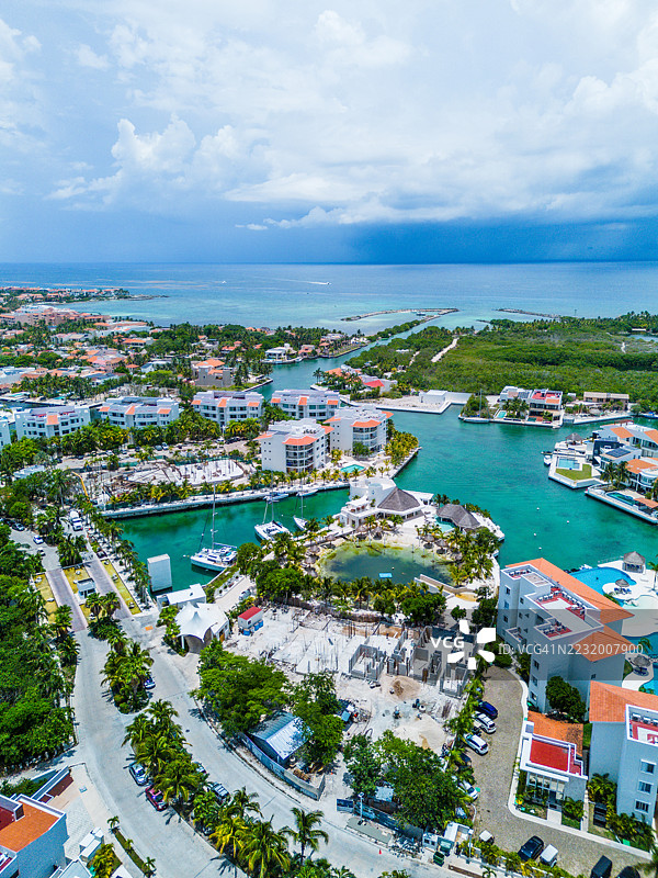 墨西哥普埃尔托阿文图拉斯的海滨度假小镇鸟瞰图，包含码头和建筑物图片素材