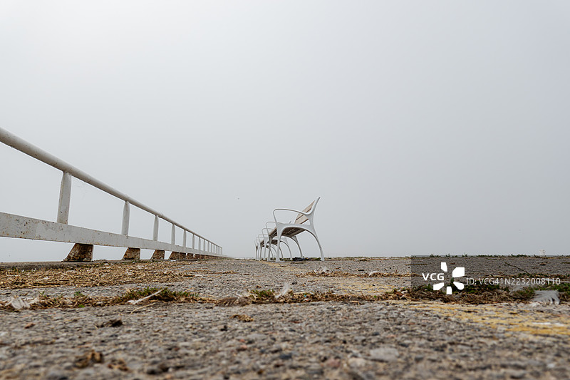 雾气弥漫的码头上空荡荡的椅子图片素材