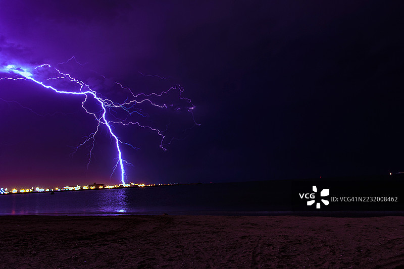 夜间海洋上空的闪电图片素材